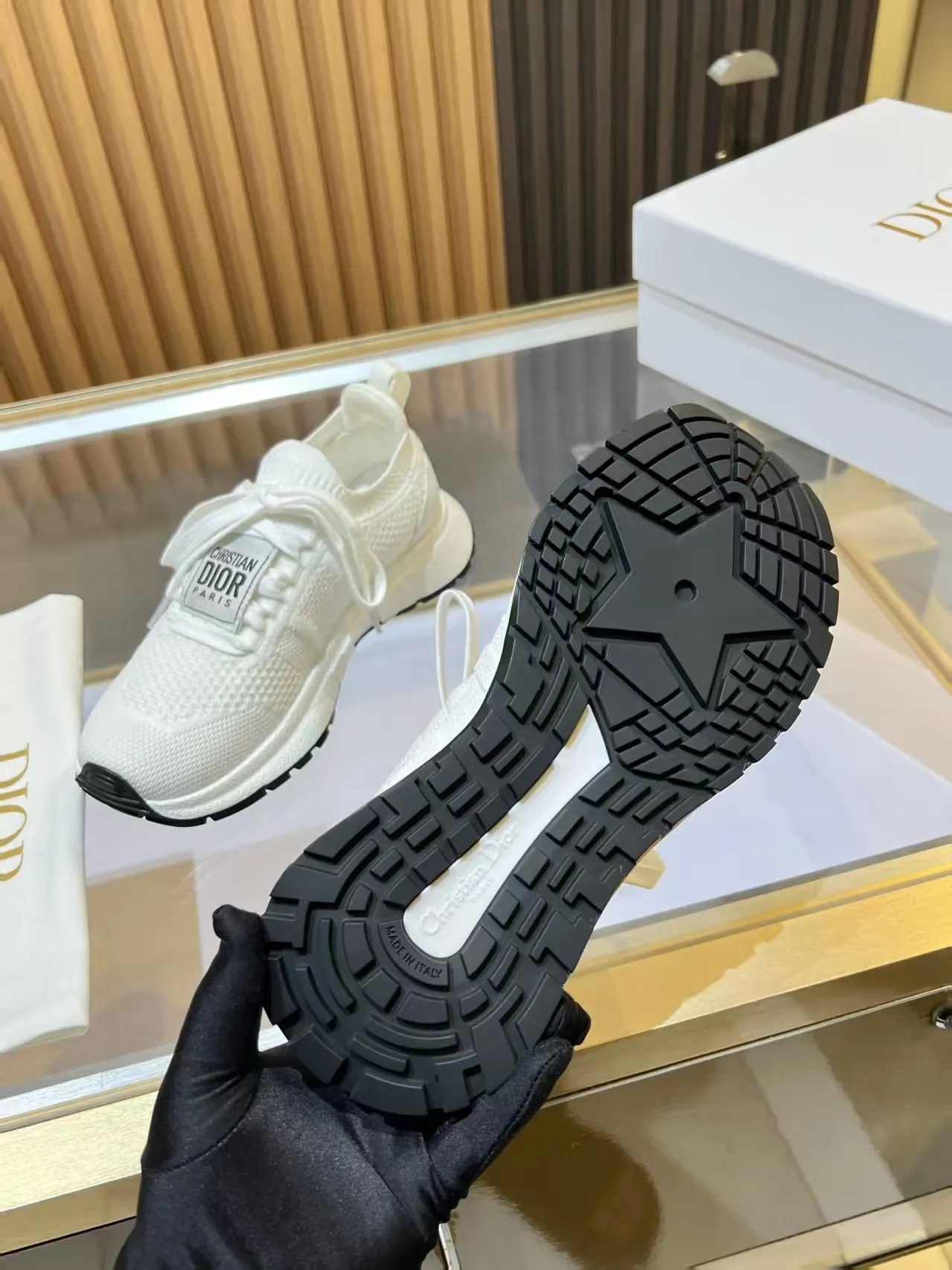 👟👟Ex-factory price 460👟👟 DIOR CHRONO Dior's new high-version, casual, business, all-in-one sports shoes. Simple and super versatile. The upper is equipped with a Logo cloth label. The upper is perfect and luxurious, and can be matched with any spring, summer, autumn and winter clothing. The upper foot is even more comfortable! The original material is disassembled and reproduced perfectly. The fly-woven upper is breathable and comfortable. The original super lightweight TPU absorbent film anti-slip outsole. Unique. Full of details. Fine workmanship. Worth owning. Equipped with original packaging at the counter. 3 colors available SIZE: 35--40 (41 can be customized)